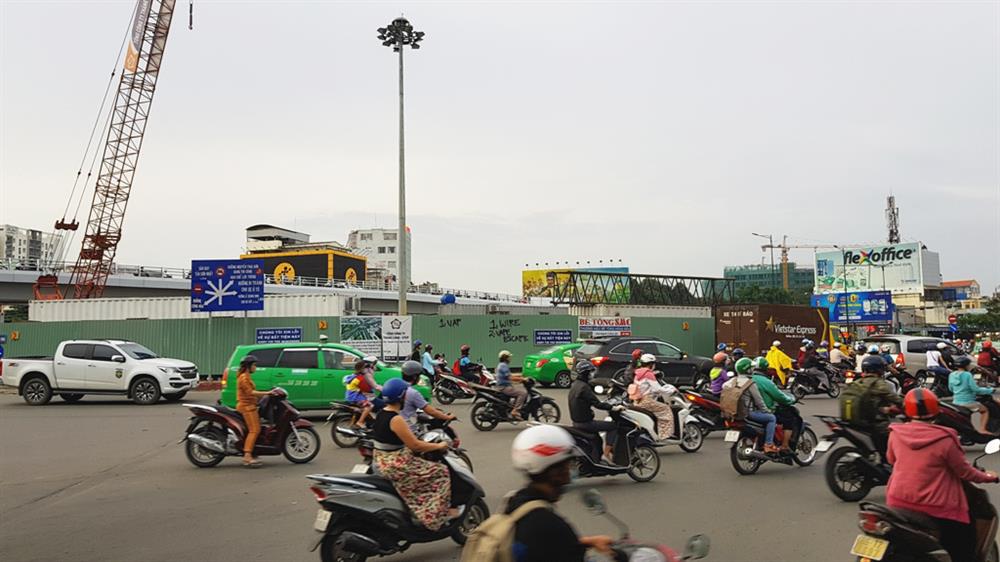 Hiện tại, công trình đang bị tạm đình chỉ thi công do bị Thanh ta Giao thông TPHCM xử phạt một số lỗi về an toàn thi công. Ảnh: Trường Sơn