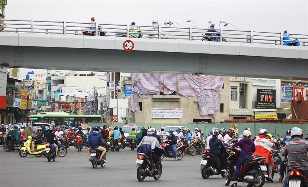 Người dân nơi đây cho biết, kể từ khi đơn vị thi công tập kết máy móc để làm nhánh cầu còn lại thì dòng xe từ Nguyễn Kiệm, Phạm Ngũ Lão lưu thông qua đây gặp rất nhiều khó khăn do lòng đường bị thu hẹp đáng kể. Ảnh: Trường Sơn