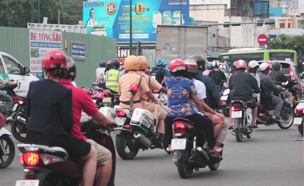 Ghi nhận vào chiều nay, dù lượng phương tiện từ trung tâm đổ về khá đông nhưng không xảy ra tình trạng ùn ứ tại khu vực này. Ảnh: Trường Sơn