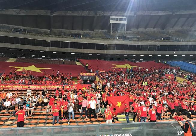 CĐV Việt nam trên SVĐ Shah Alam. Ảnh: MT