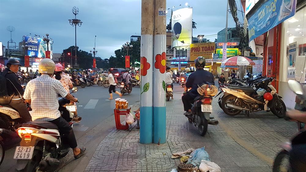 Trước sự đổi thay này, nhiều người đi đường đã rất ngạc nhiên xen lẫn vui mừng. Đây cũng là mục đích mà chương trình nhắm đến: thay dổi ý thức bảo vệ môi trường, giữ gìn cảnh quan đô thị của người dân. Ảnh: Trường Sơn