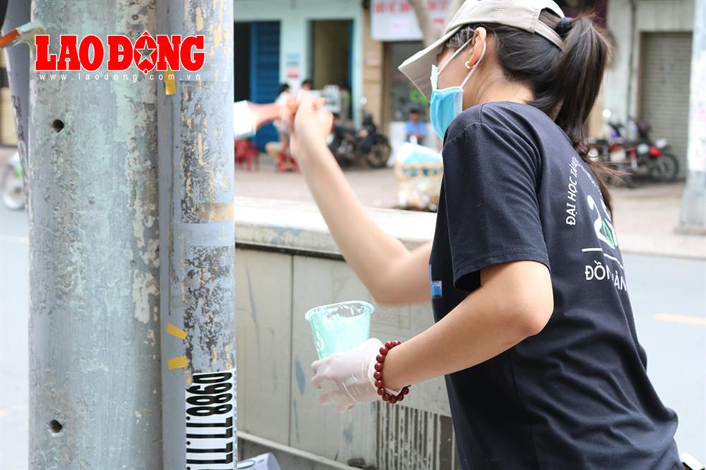 Trước khi vẽ những bông hoa hướng dương lên trụ điện, các bạn phải thực hiện lớp sơn nền. Ảnh: Đoàn phường Tân Bình