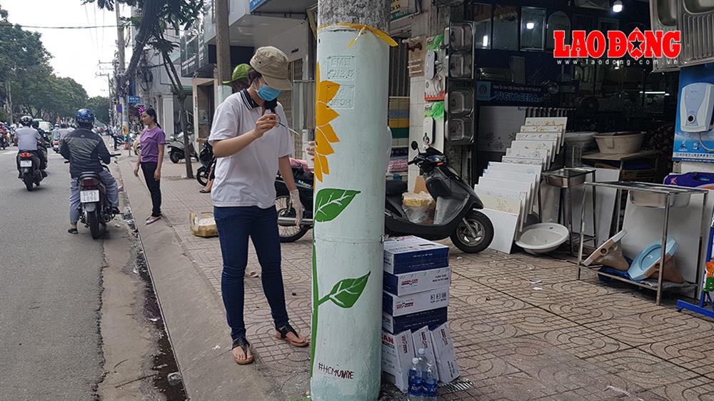 Sau vài chục phút, trụ điển vốn bị bôi bẩn được