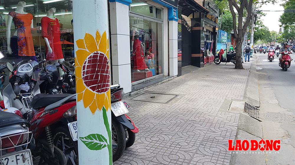 Theo anh Anh Ngô Nam Việt - Bí thư Đoàn TNCSHCM phường 1, quận Tân Bình thì khi các bạn sinh viên vẽ tranh lên các cột điện, người dân rất ủng hộ và giúp đỡ tận tình. Ảnh: Trường Sơn