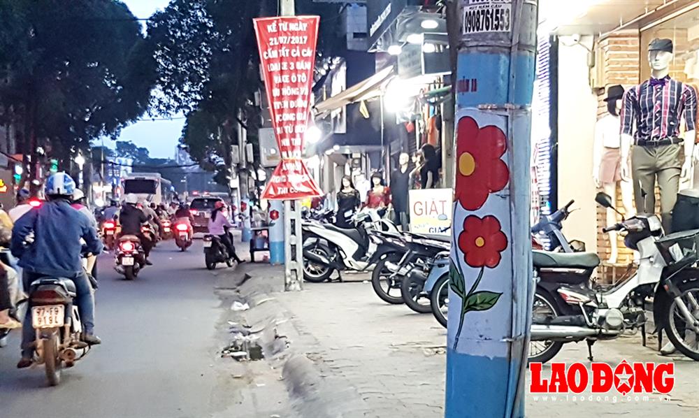Được biết, sắp đên các địa phương trên địa bàn TPHCM sẽ có nhiều sáng kiến khách để thay đổi diện mạo các cột đèn, trụ điện, tiến tới chấm dứt tình trạng dàn tờ rơi vô tội vạ trên các công trình công cộng này. Ảnh: Trường Sơn