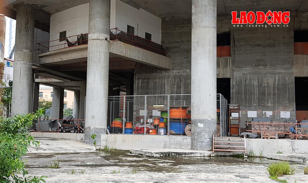 Trong khi chờ đợi một tương lai tươi sáng hơn thì tình trạng hoang vắng tại công trường này vẫn đang tiếp diễn khiến ai đi ngang qua cũng cảm thấy xót xa với số tài sản khổng lồ này. Ảnh: Trường Sơn