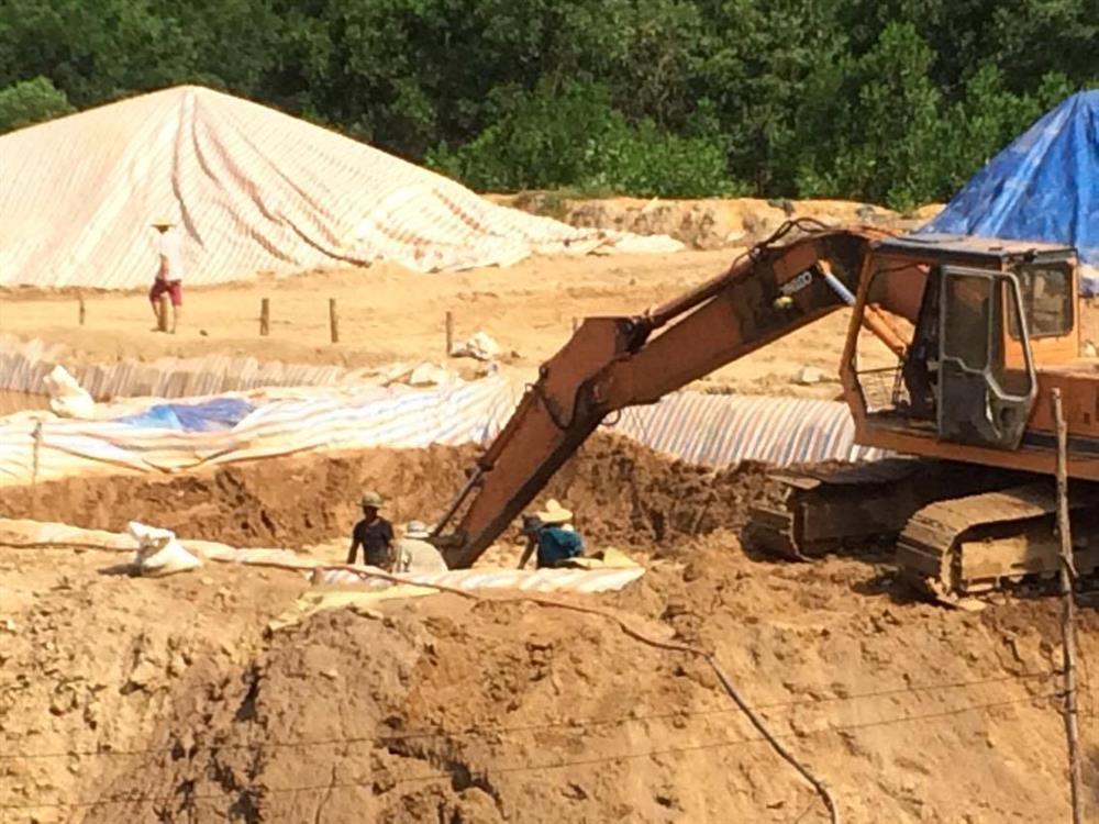 Khai thác vàng trái phép cả hình thức công khai bằng cơ giới hoặc đánh hầm thổ phỉ vẫn diễn ra hằng ngày tại mỏ vàng Bồng Miêu.