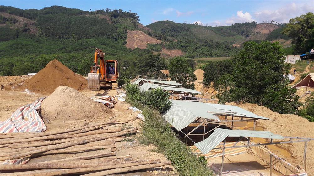 Khai thác vàng trái phép cả hình thức công khai bằng cơ giới hoặc đánh hầm thổ phỉ vẫn diễn ra hằng ngày tại mỏ vàng Bồng Miêu.