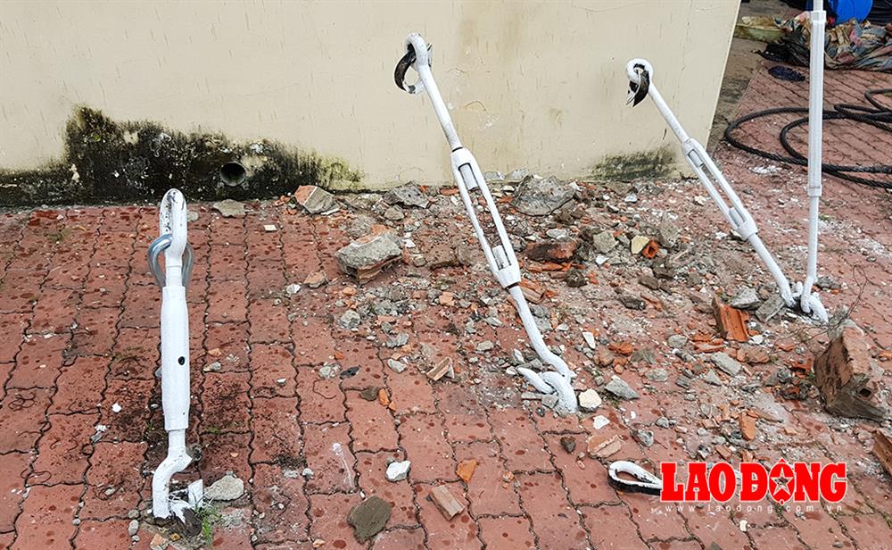 Sắp tới, các dây cáp néo phía gần cầu Khánh Hội cũng sẽ được thay, sơn mới, đảm bảo cho cột cờ được đứng vững lâu dài. Theo quyết định của UBND TPHCM, giữa năm 2016, công trình cột cờ Thủ ngữ đã được công nhận là di tích lịch sử cấp thành phố, đơn vị quản lý công trình này sẽ là UBND quận 1. Ảnh: Trường Sơn
