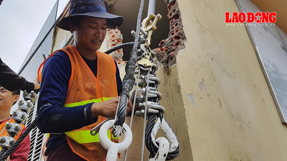 Theo đơn vị thi công, sắp tới toàn bộ hệ thống cáp sẽ được thay mới bằng loại cáp đường kính 25mm, có khả năng chịu lực tốt hơn. Hiện một số cáp đã được thay, một thang dây cũng đã được thay thế. Ảnh: Trường Sơn