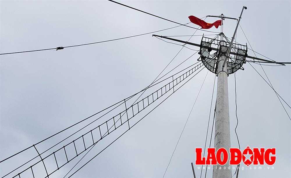 Do cột cờ bằng thép nên gười ta dùng hàng chục dây cáp cỡ lớn để cố định, chia đều các hướng. Trong số dây cáp, người ta đan các thanh thép vào 4 dây cáp để tạo ra 2 thang dây để khi cần có thể lên đài quan sát cũng như thay cờ lúc cần thiết. Trong đợt tu sửa này, cơ quan chức năng đã thay một cờ Tổ quốc mới với diện tích 6x3m lên đính cột. Ảnh: Trường Sơn