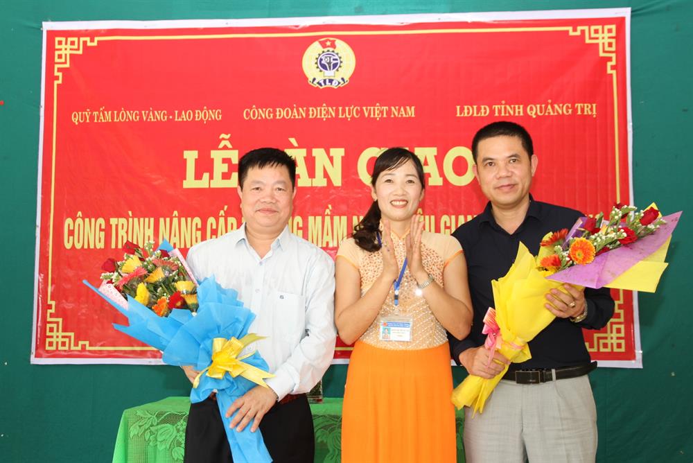 Lãnh đạo Trường Mầm non xã Triệu Giang tặng hoa, cảm ơn Công đoàn Điện lực Việt Nam và Quỹ TLV Lao Động đã hỗ trợ để nâng cấp ngôi trường. Ảnh: Hưng Thơ.