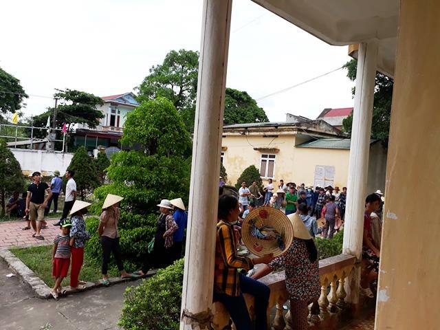 Cho đến ngày 25.8, hàng chục phụ huynh cùng các em nhỏ vẫn ngồi trong khuôn viên công sở xã để phản đối việc sáp nhập trường. (Ảnh: HT)