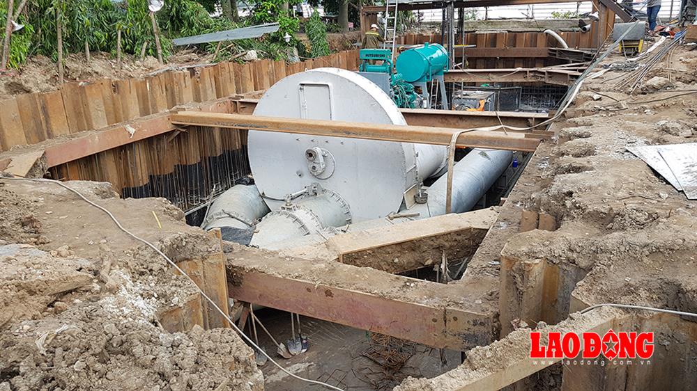 Việc đưa máy bơm xuống hầm được xem là công đoạn khó khăn nhất để thi công công trình chống ngập cho đường Nguyễn Hữu Cảnh mà Cty cơ khí Quang Trung đưa ra. Ảnh: Trường Sơn
