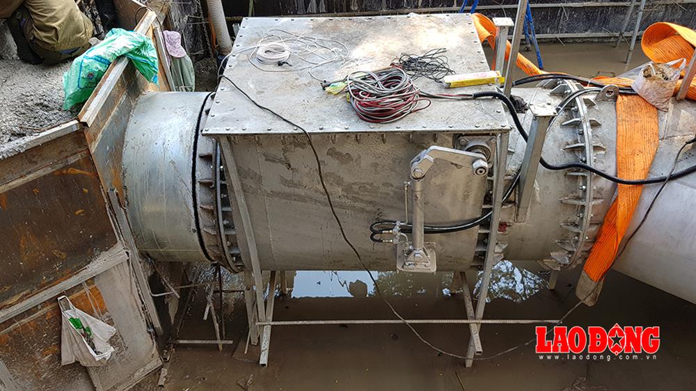 Phần xả nước ra sông Sài Gòn của chiếc máy đã được kết nối với ống để khi bơm, nước sẽ được đẩy thẳng ra. Ảnh: Trường Sơn