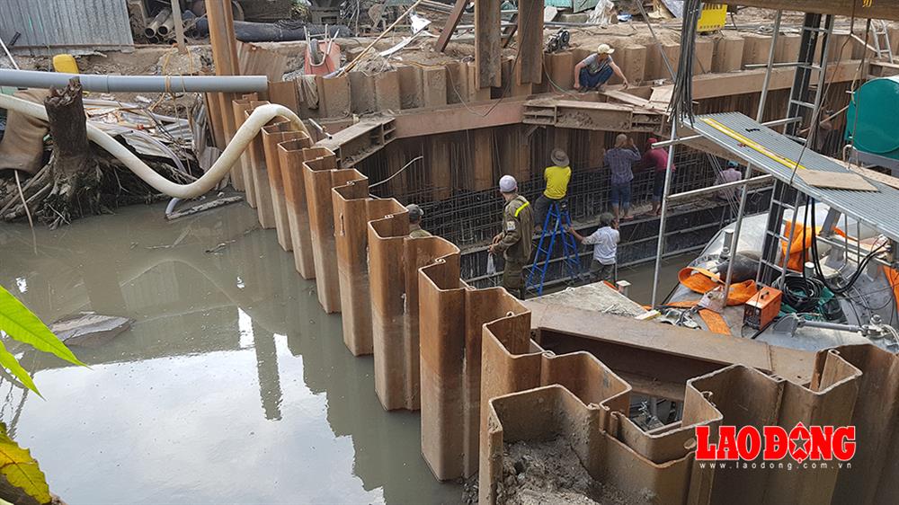 Hiện hàng chục công nhân vẫn đang tiếp tục thi công tại công trường. Được biết, hệ thống đường cống đang được Cty Quang Trung sửa chữa, đấu nối để thu nước thải về máy bơm. Ảnh: Trường Sơn