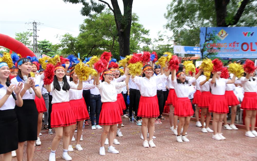 Đội cổ vũ cháy hết mình với những khẩu hiệu. Ảnh: Hưng Thơ.