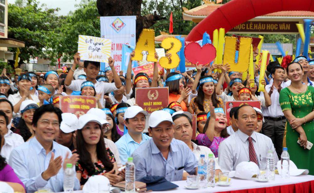 Với nụ cười tươi, thầy cô giáo Trường THPT Hải Lăng kỳ vọng Nhật Minh sẽ thực hiện tốt các phần thi của mình. Ảnh: Hưng Thơ.
