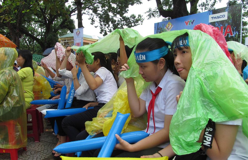 Mưa nặng hạt, nhưng học sinh và người dân vẫn ở lại sân trường để cổ vũ cho Nhật Minh. Ảnh: Hưng Thơ.