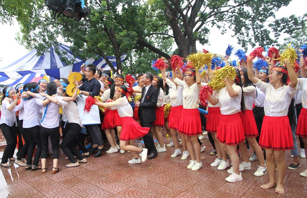 Các em học sinh ôm chầm lấy nhau, nhảy cẫng khi Nhật Minh dành được điểm cao. Ảnh: Hưng Thơ.