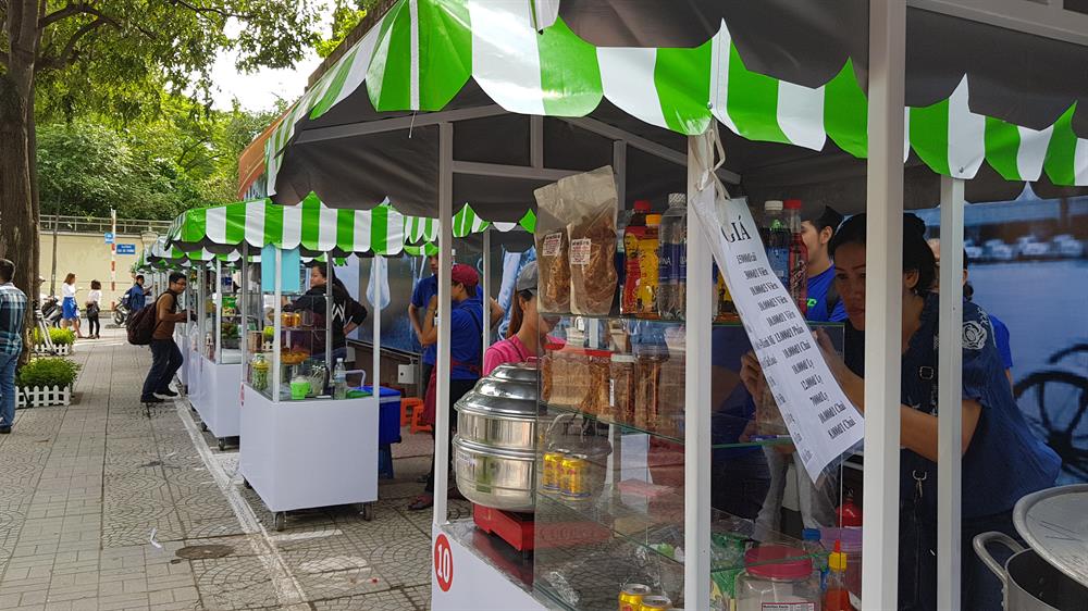 Với chiều dài hơn 30m, vỉa hè đường Nguyễn Văn Chiêm được chia thành 20 ô để 20 hộ có thể buôn bán cùng lúc. Ảnh: Trường Sơn