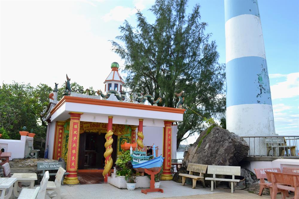 Kiến trúc dinh thờ Cậu trên đỉnh Gành Dinh Cậu.