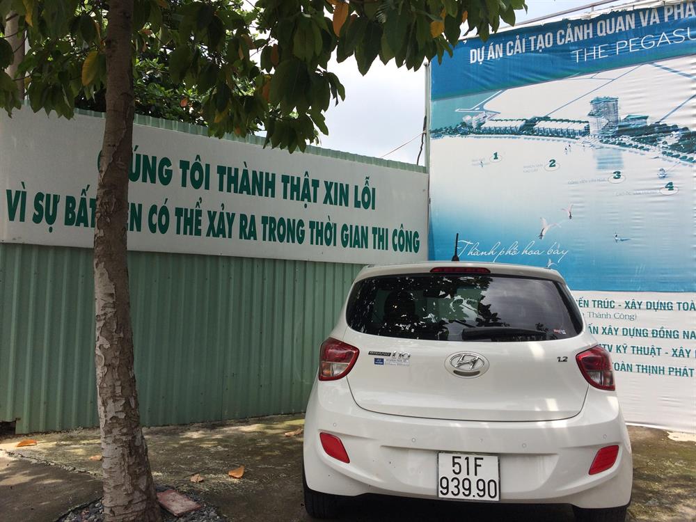 Mới đây, tại buổi họp báo 6 tháng đầu năm 2017, bà Nguyễn Hòa Hiệp - Phó Chủ tịch UBND tỉnh Đồng Nai - cho biết: Dự án lấn sông Đồng Nai (dự án cải tạo cảnh quan đô thị và phát triển đô thị ven sông Đồng Nai) triển khai từ 2014, đánh giá tác động dòng chảy từ năm 2008.
Nhận thấy rằng, cần thời gian các nhà khoa học đóng góp ý kiến, năm 2015 UBND tỉnh Đồng Nai cho dừng dự án để rà soát các nội dung liên quan.
Hiện nay, UBND tỉnh Đồng Nai đang chờ ý kiến các bộ ngành Trung ương, chưa thực hiện gì hết.