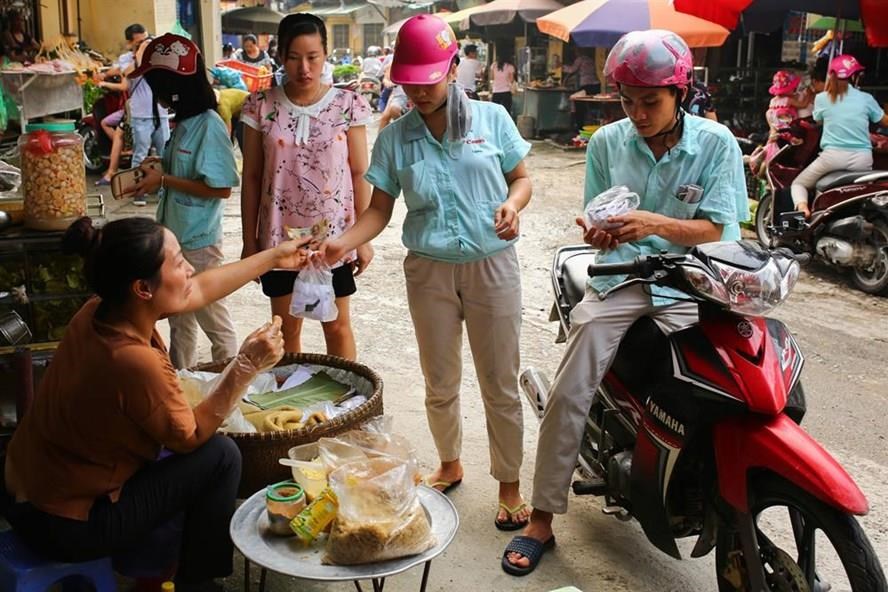 Nhiều chuyên gia lo ngại việc tăng thuế sẽ khiến người lao động có thu nhập thấp bị ảnh hưởng nghiêm trọng.
