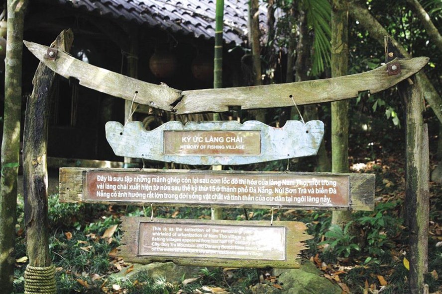 Lời giới thiệu về ngôi nhà "Kí ức làng chài" tại bảo tàng Đồng Đình trên núi Sơn Trà, Đà Nẵng. Ảnh: Mỹ Linh