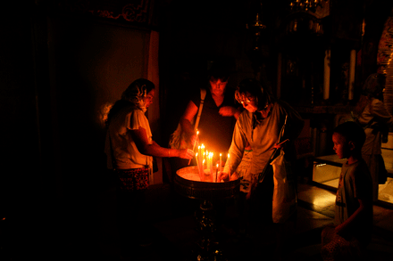 Hành hương tại Holy Church of Sepulchre (nhà thờ Mộ Thánh).
