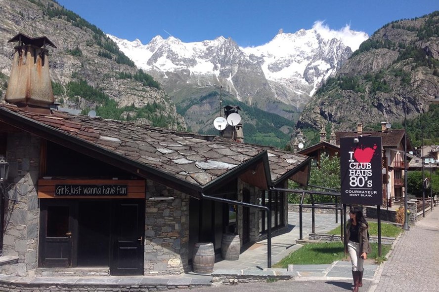 Từ một ngôi nhà ở Courmayer có thể nhìn thấy rặng núi tuyết Alps với đỉnh Mont Blanc.