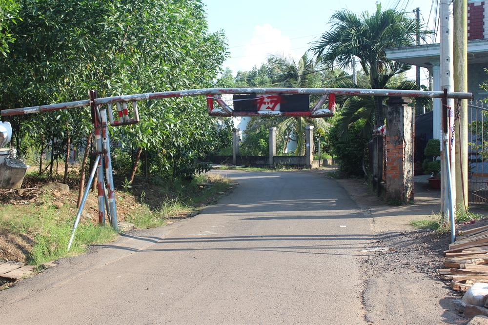 Để ngăn chặn xe né trạm, người dân dựng rào chắn barie nhưng không tỏ ra hiệu quả