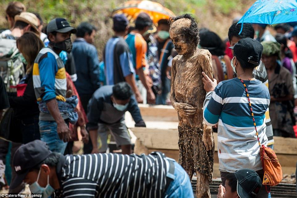 Người bộ tộc Torajan ở đảo Sulawesi, Indonesia luôn giữ mối quan hệ gần gũi với người đã chết. Họ giữ xác chết của người thân trong nhà vài tuần, thậm chí vài năm, trước khi chôn cất. Các chết được bảo quẩn bằng chất formaldehyde.