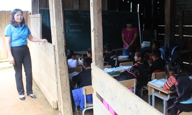 Bà Nguyễn Thị Thiện - Chủ tịch LĐLĐ tỉnh Lai Châu thăm các phòng học tại Trường Tiểu học Mù Cả (huyện Mường Tè). Ảnh: Mai Phương