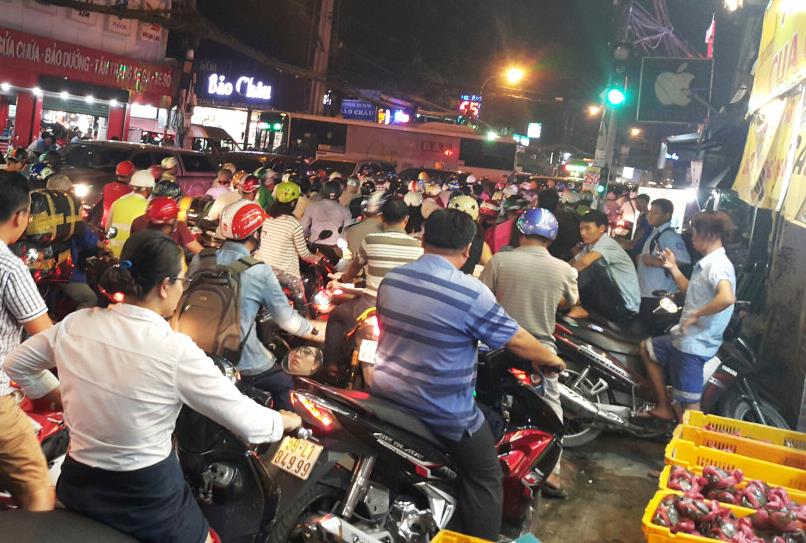 Nhiều người phải chịu trận khói bụi khi phải nhích từng chút một để qua đoạn đường này. Ảnh: T.S