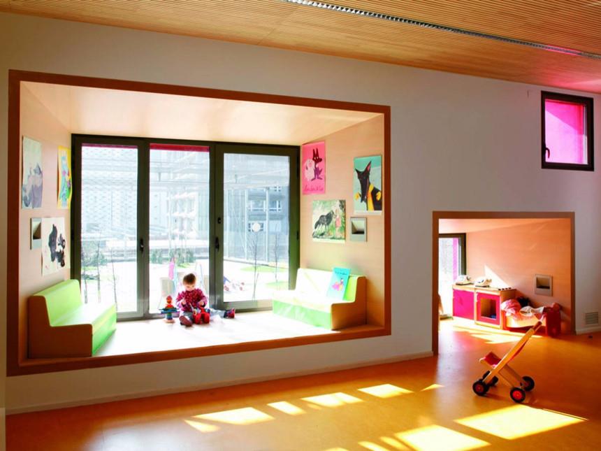 Không chỉ gây ấn tượng với màu hồng bên ngoài, trường mầm non Olympiads tại thủ đô Paris (Pháp) đặc biệt với những góc chơi vô cùng ấm cúng. Tại đây, trẻ có thể tắm nắng trong lúc chơi đồ chơi.  