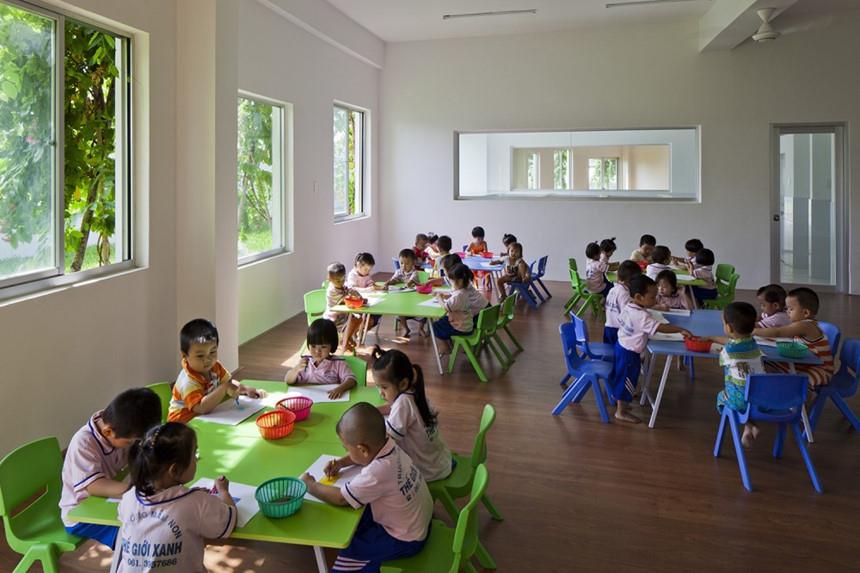 Nhà trẻ dành cho con của những công nhân có mức thu nhập thấp tại khu công nghiệp. Phần mái của công trình vừa dùng làm nơi trồng rau và sân chơi ngoài trời cho trẻ. 