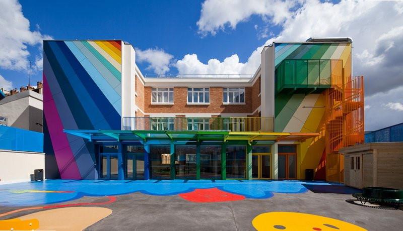Trường mẫu giáo École Maternelle Pajol tại Paris, Pháp, mang đến cho trẻ những trải nghiệm màu sắc. Thực tế, công trình 4 lớp học này được xây từ những năm 1940 và mới được sửa chữa. 