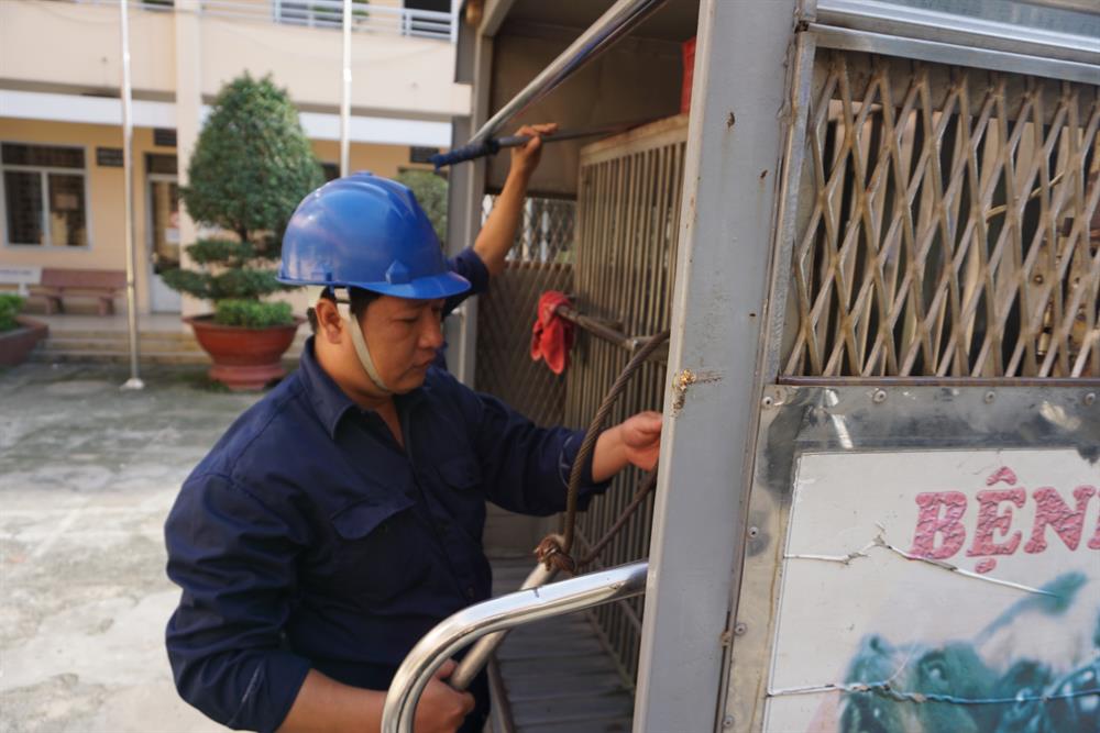 Đội săn bắt chó thả rông được trang bị xe tải chuyên dụng có lồng sắt, vợt sắt. Khi các quận - huyện có văn bản đề nghị hỗ trợ bắt chó thả rông thì đội sẽ phối hợp, mỗi đợt triển khai bắt chó sẽ có 2 người, thời gian từ 6h30 đến 10h sáng.