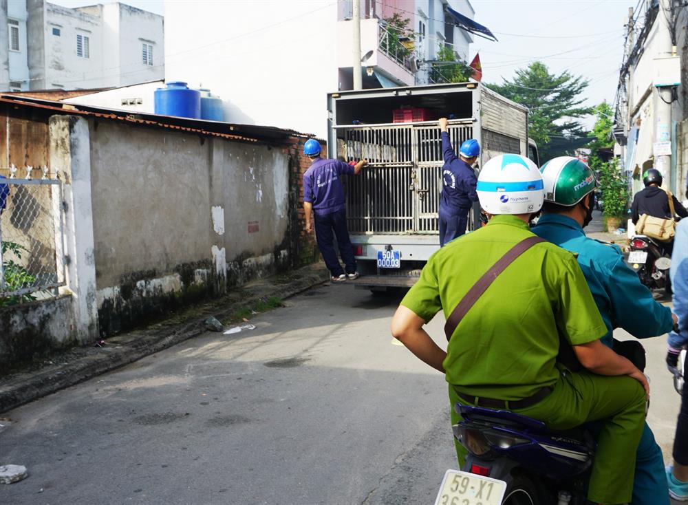 Nhận thấy tinh hình có vẻ căng thẳng, đội bắt chó hả rông và các nhân viên hú ý liền gọi công an phường Linh Xuân ra hỗ trợ.