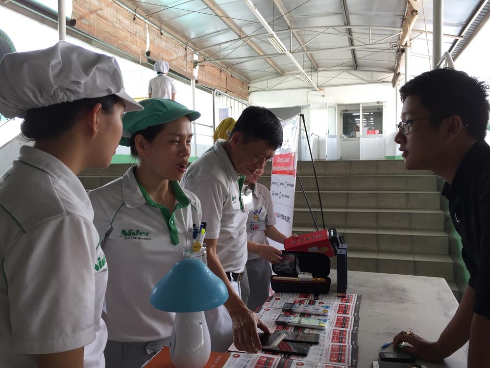 CĐ Cty Nidec Việt Nam ký kết với FPT bán hàng không lãi suất và trích 1% doanh thu để cùng CĐ chăm lo cho đoàn viên - Ảnh: L.T