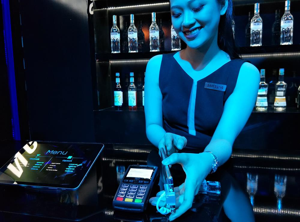 Giải pháp thanh toán mới du nhập vào Việt Nam bằng cách chạm điện thoại vào máy POS (ảnh: PK).