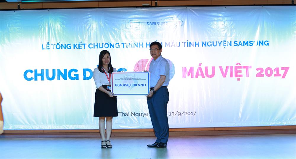 Ông Shim Wonhwan, TGĐ Samsung Vietnam trao tặng quỹ cho bệnh nhân ghép tế bào gốc