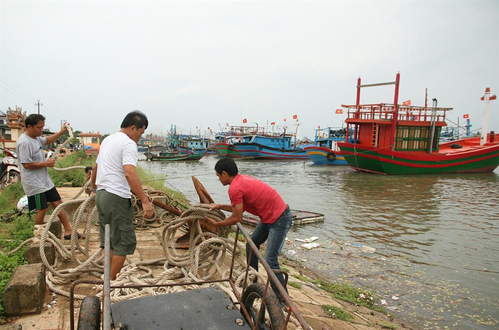 Mỏ neo được tăng cường, đưa xuống tàu để gia cố thêm. Ảnh: Hưng Thơ.