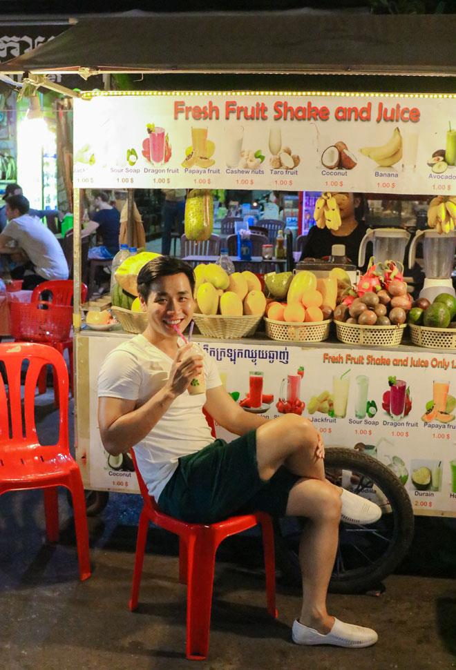 Anh cũng tranh thủ thử những món ăn vặt bán ven đường tại Campuchia.