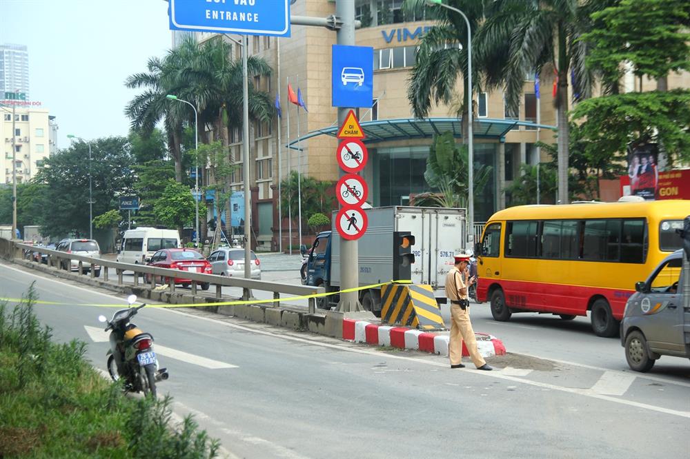 Lực lượng chức năng căng dây, cấm các phương tiện di chuyển lên cao tốc.