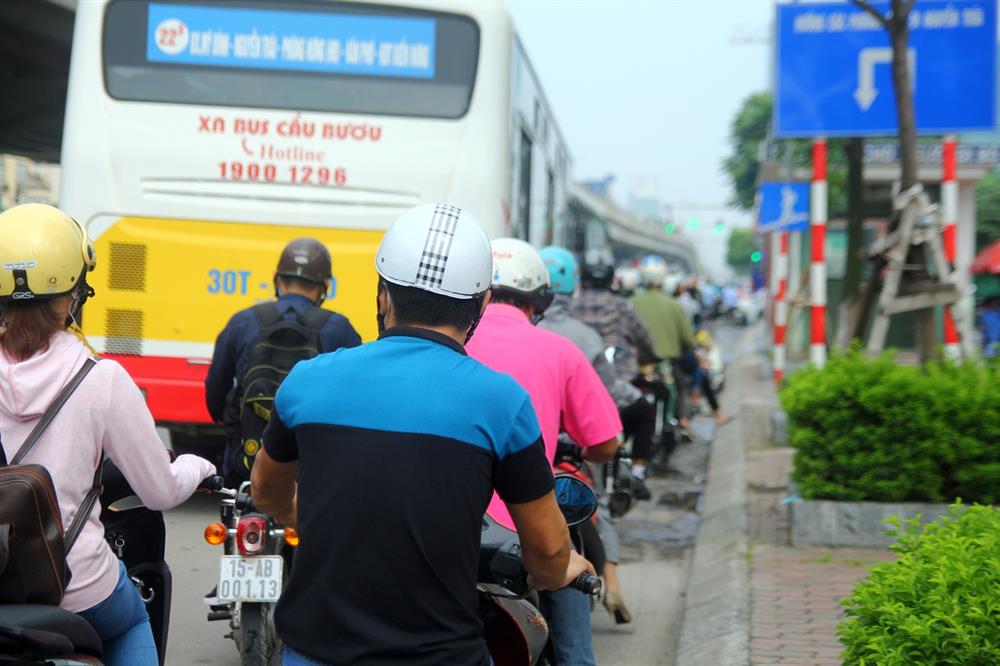 Đến 10h, các phương tiện vẫn nhích từng bước một