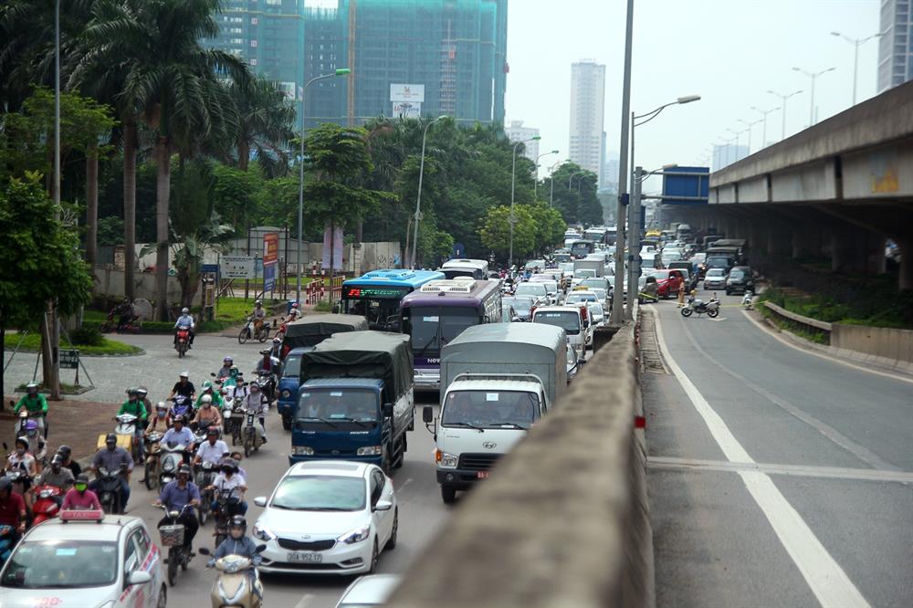 ực lượng CSGT số 6 đã đến hiện trường phân luồng giao thông.