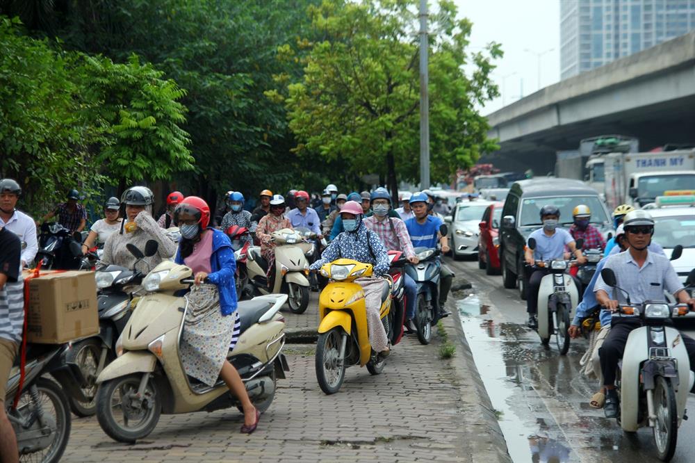 Nhiều người phải đi trên vỉa hè.