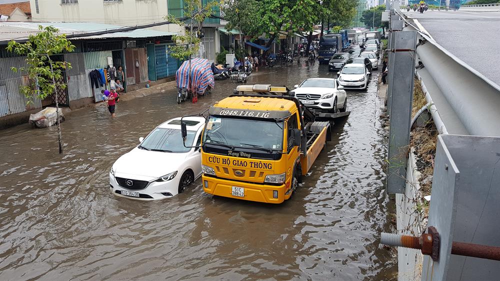 Một chiếc xe sang cũng bị chết máy, buộc phải nhờ cứu hộ. Ảnh: Trường Sơn